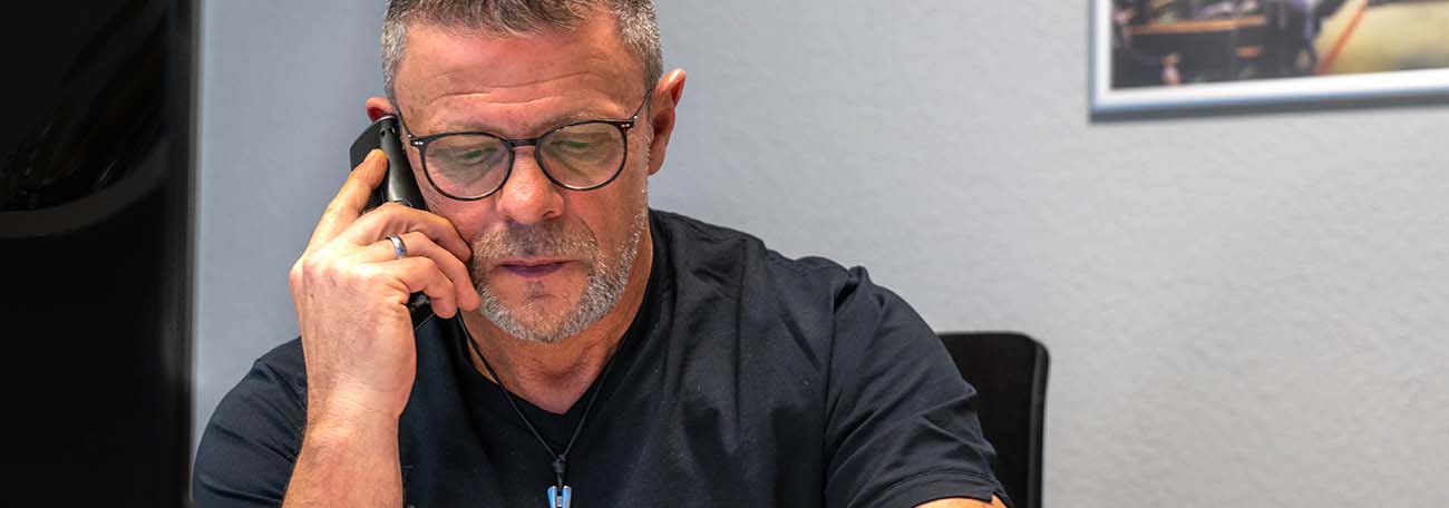 Mann telefoniert im Büro bei Nordnetz Personalservice Edewecht