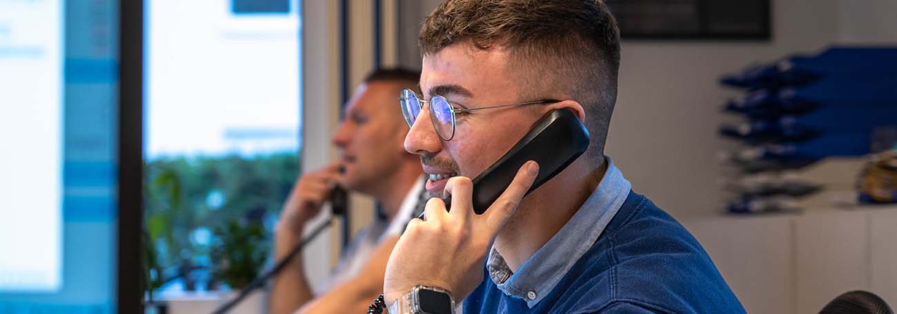 Zwei Mitarbeiter von Nordnetz Personalservice telefonieren im Büro in Edewecht
