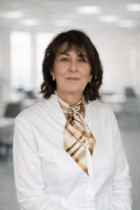 Porträt einer Frau in weißer Bluse und Seidentuch im Büro von Nordnetz Personalservice Edewecht