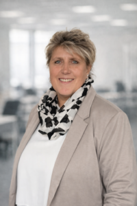 Porträt einer lächelnden Frau im Büro, mit dem Schriftzug „Nordnetz Personalservice Edewecht“