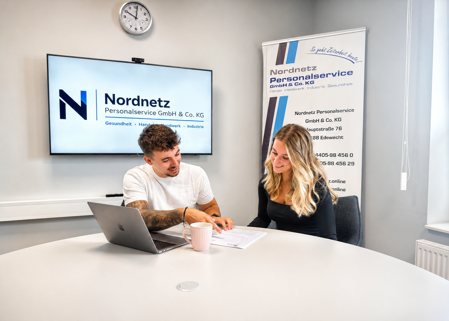 Zwei Personen besprechen Unterlagen im Büro von Nordnetz Personaldienstleistung
