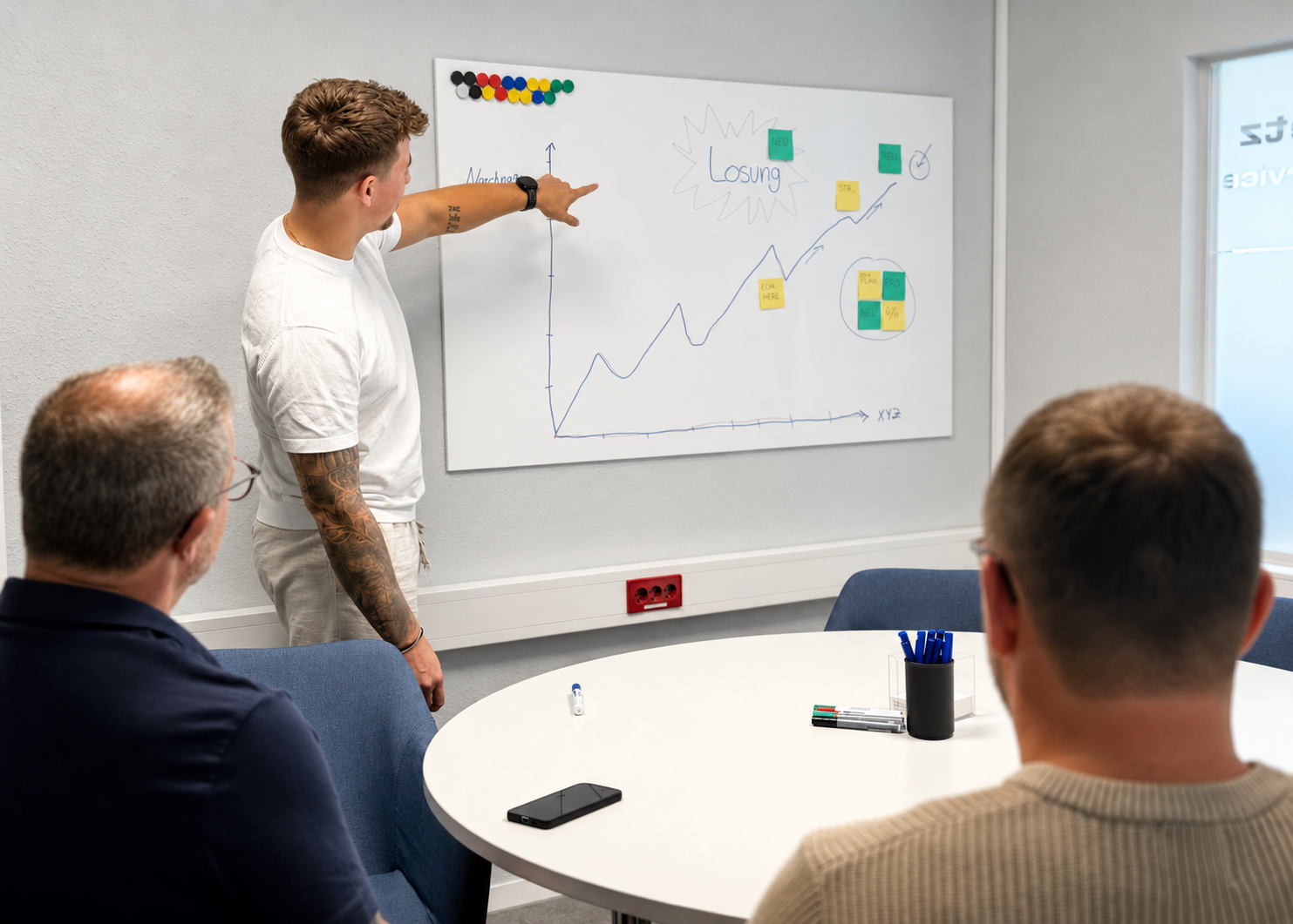Mitarbeiter präsentiert ein Wachstumsdiagramm im Meetingraum