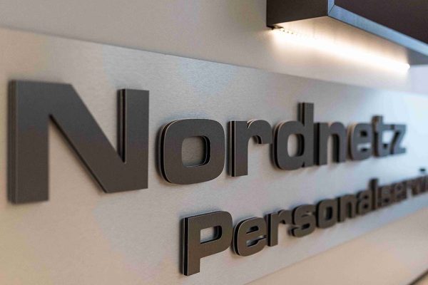 Nordnetz Personalservice Edewecht-Schriftzug an der Wand