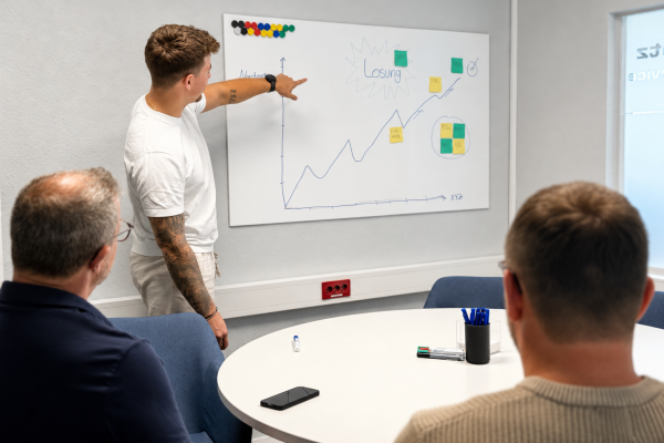 Mitarbeiter präsentiert ein Wachstumsdiagramm im Meetingraum